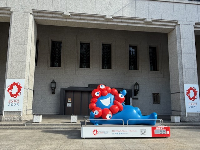 大阪市役所前のミャクミャク