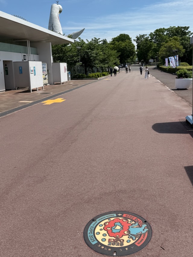 太陽の塔とミャクミャクマンホール